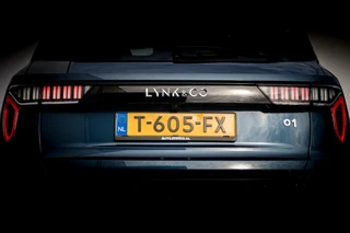 Lynk & Co 01 1.5 Plug-in Hybrid 262 Pk Zwarte hemel | Panoramadak | 75 km Elektrisch | 360 Camera | NL Auto | 20 inch. LMV | 1e Eigenaar / 49