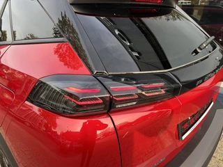 Peugeot 2008 1.2 Turbo 100 PK Allure | Nieuwste Model | Navigatie via Telefoon | LED Verlichting | Cruise Control | Hoge Zitpositie | Parkeersensoren | DAB | Digitaal Dashboard | Half Lederen stoelen | Lichtmetalen Velgen 17 inch | / 24