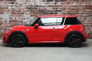 MINI Cooper Hatchback Chili Serious Business 3 deurs / Navigatiesysteem / Leder / John Cooper Works Exterieurpakket / Lichtpakket / Extra Getint Glas / Climate Control / Parkeersensoren / LED / Bluetooth / Cruise Control / Sportstoelen / 17 Inch / 4