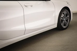 BMW 1-serie 118i Executive Edition | HALF LEDER | DAB | APPLE | DRAADLOZE LADER | CAMERA | 17" / 22