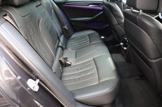 BMW 5 Serie Touring 520i High Executive M Sport Pakket Automaat  / Trekhaak / Panoramadak / Stoelverwarming / Nappa Leder / Comfortstoelen / Achteruitrijcamera / Apple Carplay / Driving Assistant / Cruise Control / Navigatie Professional / Adaptief Onderstel / 18