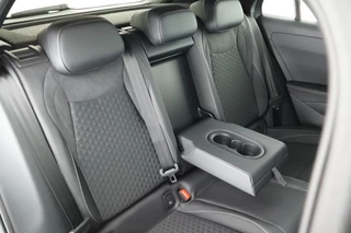 Volkswagen T-Roc 1.5 eTsi 150pk DSG R-Line First Edition Trekhaak Camera Keyless Stoelverwarming Virtual Cockpit Carplay / 39