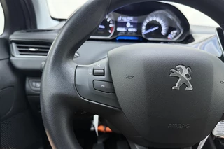 Peugeot 208 1.2 VTi Envy / 18