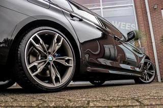 BMW 5-serie M550d xDrive High Executive | 2e eigenaar | Driving Assistant Plus | Innovation pakket | Stoelverwarming & -ventilatie | Stuurverwarming | Harman-kardon | 360 camera / 58