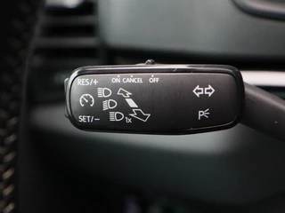 Skoda Karoq 1.5 TSi 150 Pk Automaat Sportline Business | Trekhaak | Stoel/Stuurverwarming | Panorama dak | Matrix LED | Camera | CarPlay | Parkeersensoren | 18 Inch | 50.137 Km !! / 28