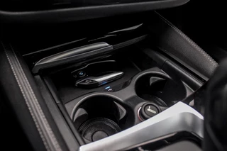 BMW 5-serie M550d xDrive High Executive | 2e eigenaar | Driving Assistant Plus | Innovation pakket | Stoelverwarming & -ventilatie | Stuurverwarming | Harman-kardon | 360 camera / 35