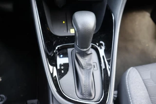 Toyota Yaris 1.5 HYBRID 115 STYLE PARK-SENSOREN BLIND-SPOT LM-VELGEN PRIVACY-GLASS LED-PAKKET AD-CRUISE APPLE/ANDROID / 19