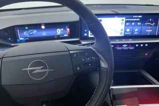 Opel Grandland Electric GS 73 kWh | Stoelverwarming | Verwarmd stuurwiel | Adaptieve Cruise Control | 360° Camera | Panoramisch schuif/kantel dak | Matrix LED koplampen | 20'' Lichtmetalen velgen / 23