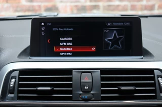 BMW 1 Series 118i Executive Sport Line Automaat 5 deurs / Navigatie Professional / LED / Trekhaak / Climate Control / 17 Inch / Bluetooth / Sportstoelen / Parkeersensoren / Lichtpakket / Cruise Control / Stoelverwarming / Neerklapbare Achterbank / 27