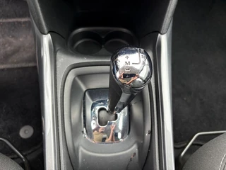 Peugeot 2008 1.2 Puretech Blue Lion Automaat ''Trekhaak - PDC - Navi '' / 20
