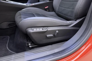 Fiat 600 1.2 Turbo 145pk Hybrid Automaat Sport | DEMO | Tot 8 jaar garantie | Navigatie | Achteruitrijcamera | Elektrische achterklep | LED Matrix koplampen | Sportief interieur | 18" Lichtmetalen velgen | Zwart dak / 22
