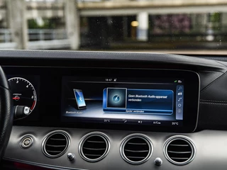 Mercedes-Benz E-klasse 220 d AMG Line Night Edition Panoramadak Widescreen Sfeerverlichting Apple CarPlay Android Auto Camera Stoelverwarming LED / 23