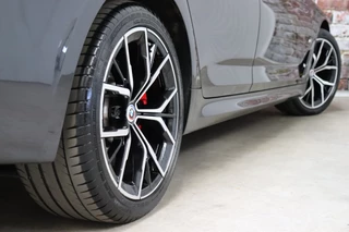 BMW 5 Serie Touring 520i High Executive M Sport Pakket Automaat  / Trekhaak / Panoramadak / Stoelverwarming / Nappa Leder / Comfortstoelen / Achteruitrijcamera / Apple Carplay / Driving Assistant / Cruise Control / Navigatie Professional / Adaptief Onderstel / 7