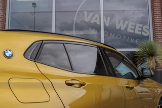 BMW X2 sDrive18i High Executive M-sport | 2e eigenaar | Driving Assistant | Panoramadak | 19 inch | Keyless entry | Head-up | Shadow line | HiFi audio | Stoelverwarming | Alcantara / 47
