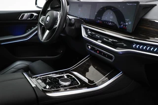 BMW X5 xDrive50e M-Sport | PANORAMADAK | HEAD UP | HOUTAFWERKING | ACHTERBANKVERWARMING | TREKHAAK | 360 CAMERA | 21" / 4