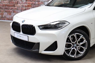 BMW X2 xDrive20i High Executive M Sport Pakket Automaat  / Navigatiesysteem Plus / Leder / Panoramadak / Achteruitrijcamera / Stoelverwarming / Climate Control / Hifi / Shadow Line / Parkeersensoren voor+achter / Extra Getint Glas / 19 Inch / 2