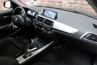 BMW 1 Series 118i Executive Sport Line Automaat 5 deurs / Navigatie Professional / LED / Trekhaak / Climate Control / 17 Inch / Bluetooth / Sportstoelen / Parkeersensoren / Lichtpakket / Cruise Control / Stoelverwarming / Neerklapbare Achterbank / 19