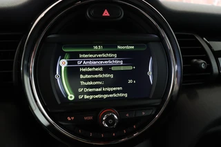 MINI Cooper Hatchback Chili Serious Business 3 deurs / Navigatiesysteem / Leder / John Cooper Works Exterieurpakket / Lichtpakket / Extra Getint Glas / Climate Control / Parkeersensoren / LED / Bluetooth / Cruise Control / Sportstoelen / 17 Inch / 29