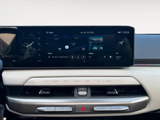 Kia EV4 Hatchback GT-PlusLine 81.4 kWh | Schuif/kanteldak | Lederen bekleding | 360 Graden camera | Head up display | Elektrische achterklep | Elektrische stoel verstelling met geheugen | Stoel verwarming + ventilatie voor | Dodehoek camera | Draadloze oplader / 19