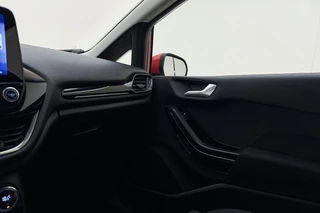 Ford Fiesta 1.0 EcoBoost Titanium | Trekhaak | Navigatie | Camera | Parkeersensoren voor en achter | Climate control | Lichtmetalen velgen / 30