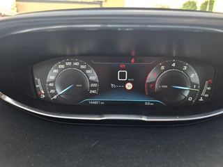Peugeot 3008 1.2 PureTech NAVI LM PDC TEL LM CC / 37