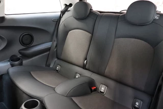 MINI Cooper Hatchback Pepper Business Automaat 3 deurs  / Navigatiesysteem / Cruise Control / Achteruitrijcamera / Comfort Access / Bluetooth / Climate Control / Lichtpakket / Parkeersensoren  / 16 Inch / Chrome Line / 15