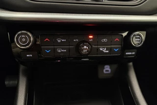 Jeep Compass 4xe 240pk Plug-in Hybrid Automaat S | Navigatie | Lederen bekleding | Achteruitrijcamera | Adapt. Cruise control | Electrische achterklep | Keyless | Zwart dak | 19" Lichtmetalen velgen / 23