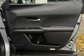 Lexus UX 250h F Sport Line | CAMERA | ADAPTIVE | KEYLESS | CARPLAY / 35