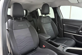 Jeep Avenger 1.2 e-Hybrid 110pk Automaat Summit | Navigatie | Achteruitrijcamera | Adapt. Cruise control | Climate control | Elektrische achterklep | Keyless | 18" Lichtmetalen velgen | 8 jaar garantie / 14