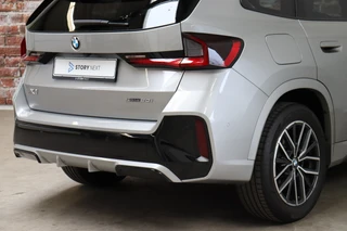 BMW X1 sDrive20i Executive M Sport Pakket Automaat  / Live Cockpit Professional / Shadow Line / Comfort Access / Head-Up Display / Adaptieve LED / 18 Inch / Parking Assistant Plus / Innovation Pack / Elektrisch Verstelbare Voorstoelen / Extra Getint Glas / 9