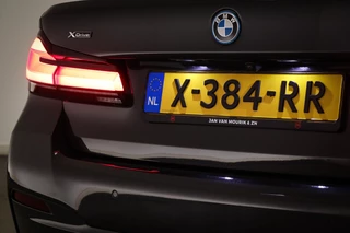BMW 5-serie 530e xDrive M-Sport | CAMERA | TREKHAAK | DAB | APPLE / 28