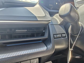 Toyota Prius 2.0 Plug-in Hybrid 220 PARK-SENSOREN BLIND-SPOT KEYLESS STOEL/STUURVERW CAMERA APPLE/ANDROID DAB+ LM-VELGEN AD-CRUISE ELEK-ACHTERKLEP / 24