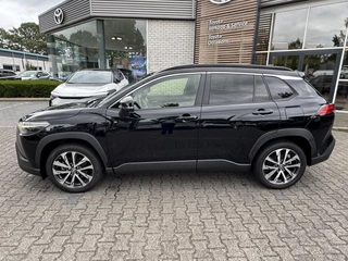 Toyota Corolla Cross 2.0 HYBRID 184PK FIRST-EDITION BLIND-SPOT EL-ACHTERKLEP LM-VELGEN KEYLESS PARK-SENSOREN STOELVERW DRAADLOOS-LADEN AD-CRUISE BLUETOOTH / 2