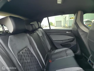 Volkswagen Golf 1.5 eTSI R-Line / Sfeer / Carplay / Camera / 11