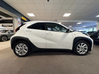 Toyota Aygo X 1.0 VVT-i MT first / apple /stoelverw /cruisec /camera/pdc/clima/boeken / 6