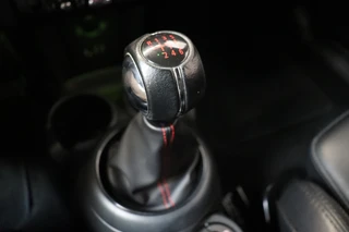 MINI Cooper Hatchback Chili Serious Business 3 deurs / Navigatiesysteem / Leder / John Cooper Works Exterieurpakket / Lichtpakket / Extra Getint Glas / Climate Control / Parkeersensoren / LED / Bluetooth / Cruise Control / Sportstoelen / 17 Inch / 20