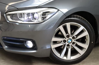 BMW 1 Series 118i Executive Sport Line Automaat 5 deurs / Navigatie Professional / LED / Trekhaak / Climate Control / 17 Inch / Bluetooth / Sportstoelen / Parkeersensoren / Lichtpakket / Cruise Control / Stoelverwarming / Neerklapbare Achterbank / 8