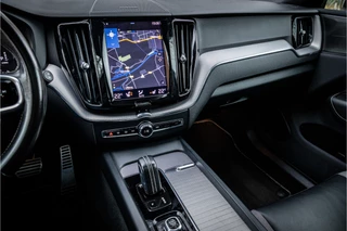 Volvo XC60 2.0 Recharge T8 AWD R-Design  Crystal Parelmoer Harman Kardon Memory Camera / 11