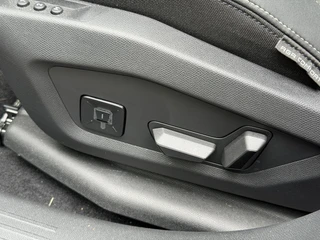 Peugeot e-3008 Launch Edition Dual Motor 73 kWh 325PK Automaat Navigatie, Rondomzichtcamera, Keyless, Panoramadak, Stoel & Stuurwielverwarming, Apple Carplay, Android Auto / 21