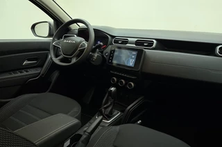 Dacia Duster 1.3 TCe 150 Journey Automaat | Navigatie | Camera | Keyless | Dakrails | Weinig kilometers | Hoge instap | Lichtmetalen velgen / 15