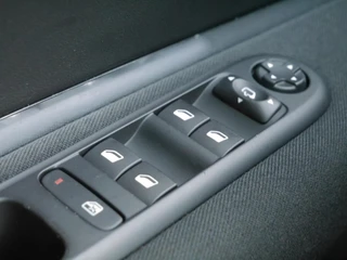Peugeot 3008 1.2 PureTech Style | Trekhaak | Panoramadak | Lichtmetalen velgen | Achteruitrijcamera | Climate control | Cruise control | Navigatie | Regensensor / 18