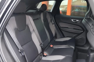 Volvo XC60 T6 Recharge AWD R-Design | Stoelverwarming | Parkeercamera | Panoramadak | Memorystoel | Keyless / 19