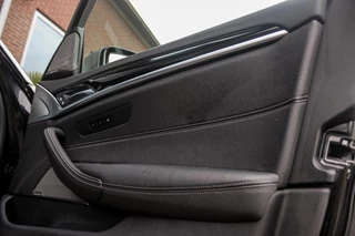 BMW 5-serie M550d xDrive High Executive | 2e eigenaar | Driving Assistant Plus | Innovation pakket | Stoelverwarming & -ventilatie | Stuurverwarming | Harman-kardon | 360 camera / 44