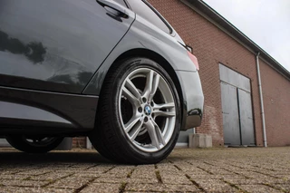 BMW 3-serie Touring 318i Centennial Executive M-sport | 2e eigenaar | HiFi audio | Navigatie | Bluetooth | Climate control | M-sportstuur | Cruise control | PDC | 18 inch | Trekhaak / 38