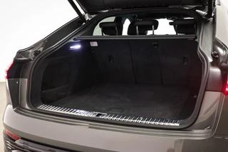 Audi Q8 Sportback e-tron 55 quattro Edition 115 kWh | PANORAMADAK | ACHTERBANKVERWARMING | AMBIENT LIGHTING | HEAD UP | B&O | TREKHAAK | 22" / 20