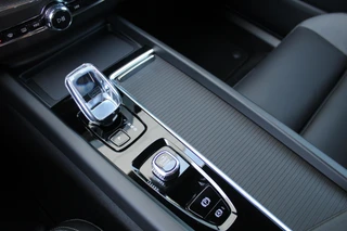 Volvo XC60 2.0 T6 PHEV AWD Plus Black Edition  | Panoramadak | Head-up | 360 Camera | H&K / 36