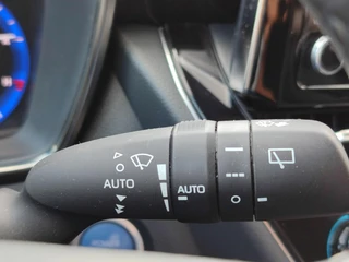 Toyota Corolla Touring Sports 1.8 Hybrid DYNAMIC STOELVERW KEYLESS 17'' LM-VELGEN CLIMA AD-CRUISE APPLE/ANDROID PRIVACY GLASS NL-AUTO CAMERA / 19