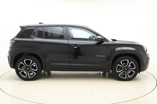 Jeep Avenger Altitude 54 kWh | Adaptive Cruise control | Climate control | Camera | 18" Lichtmetalen velgen | Getint glas | Keyless | Bluetooth | Draadloze telefoonlader / 10