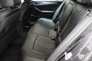 BMW 5 Series Touring 520i High Executive M Sport Pakket Automaat  / Navigatiesysteem Professional / Adaptieve LED-koplamp / Hifi / Climate Control / Parkeersensoren / Sfeerverlichting / Chrome Line / Sportstoelen / Cruise Control / Stoelverwarming / 12