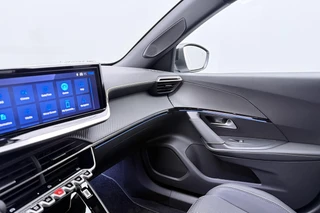 Peugeot 2008 1.2 Hybrid 145 GT / 18" / Navigation pack /  2+6 Jaar Garantie / 23